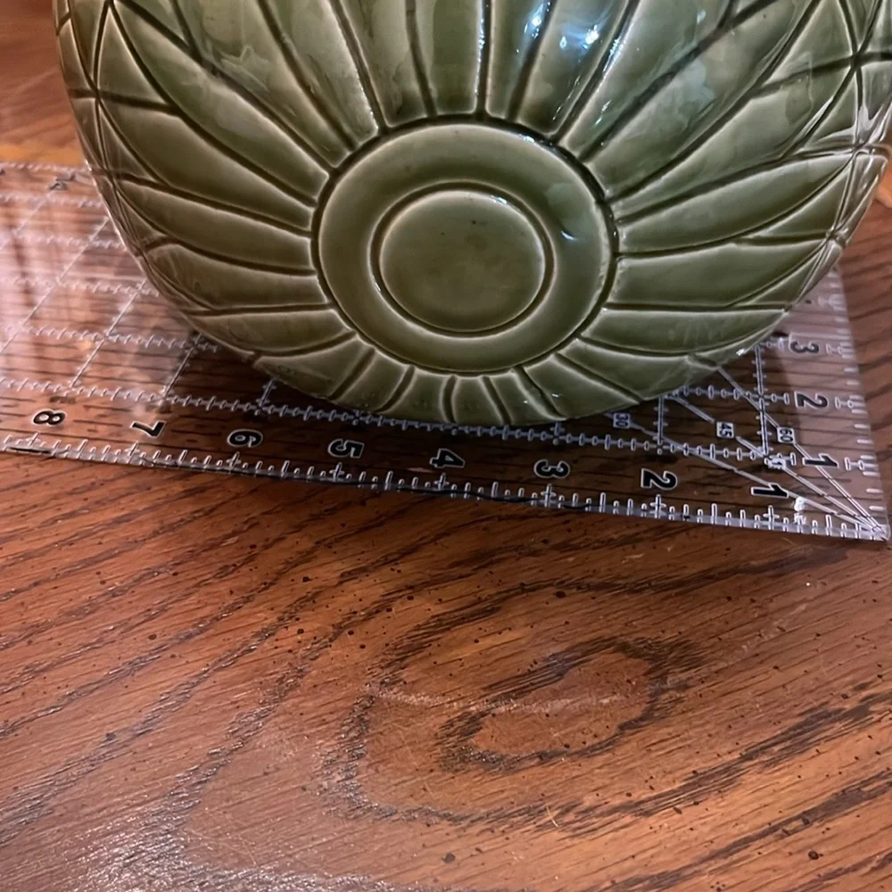Round green vase‎